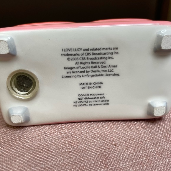 Iconic I Love Lucy Collectible Ceramic Reto-Inspired Couch Salt or Pepper Shaker - Picture 6 of 12